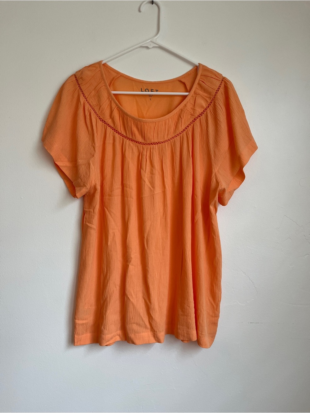 LOFT womenโs Coral-Orange Short Sleeve Scoop Neck Blouse Size L Rayon light